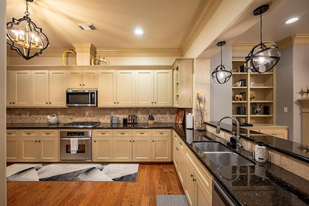 Walking Distance To Galleria Mall And River Oaks District Modern * Houston