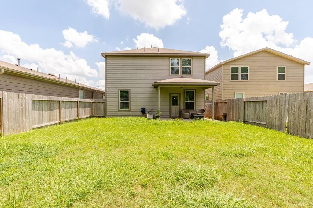 N-e-g House - Near David Wayne Hooks Airport *