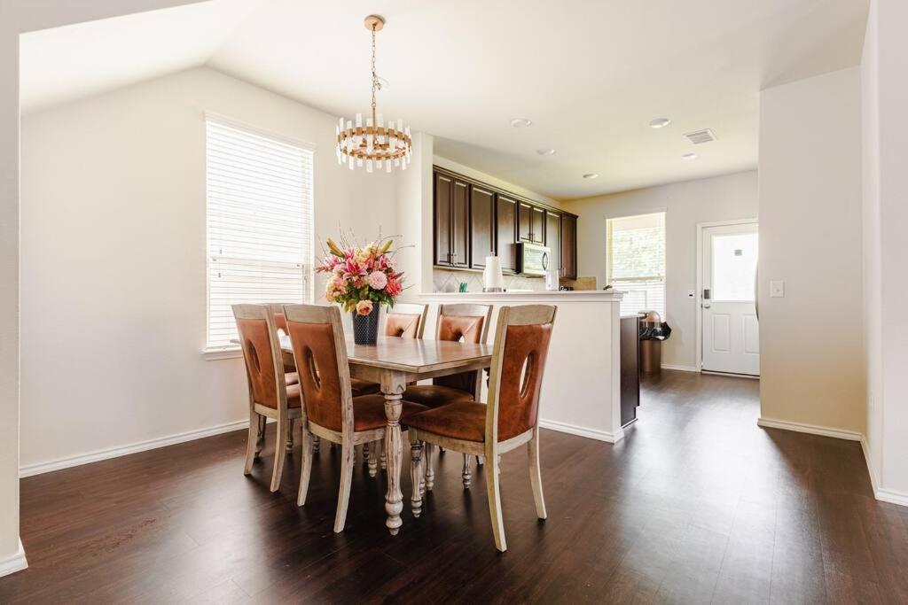 N-e-g House - Near David Wayne Hooks Airport * Houston