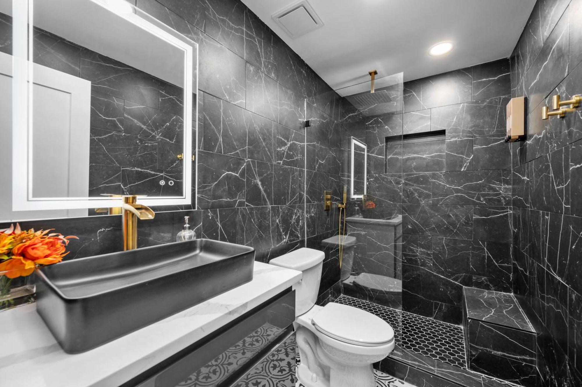Modern 2br Center Getaway With Free Park *