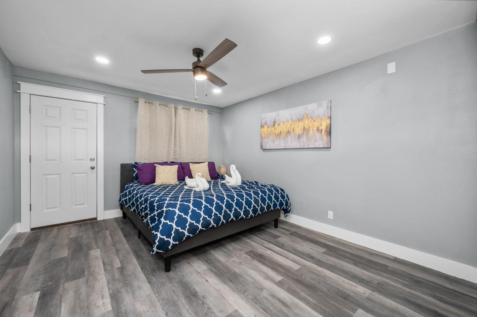 Modern 2br Center Getaway With Free Park Apartment Houston