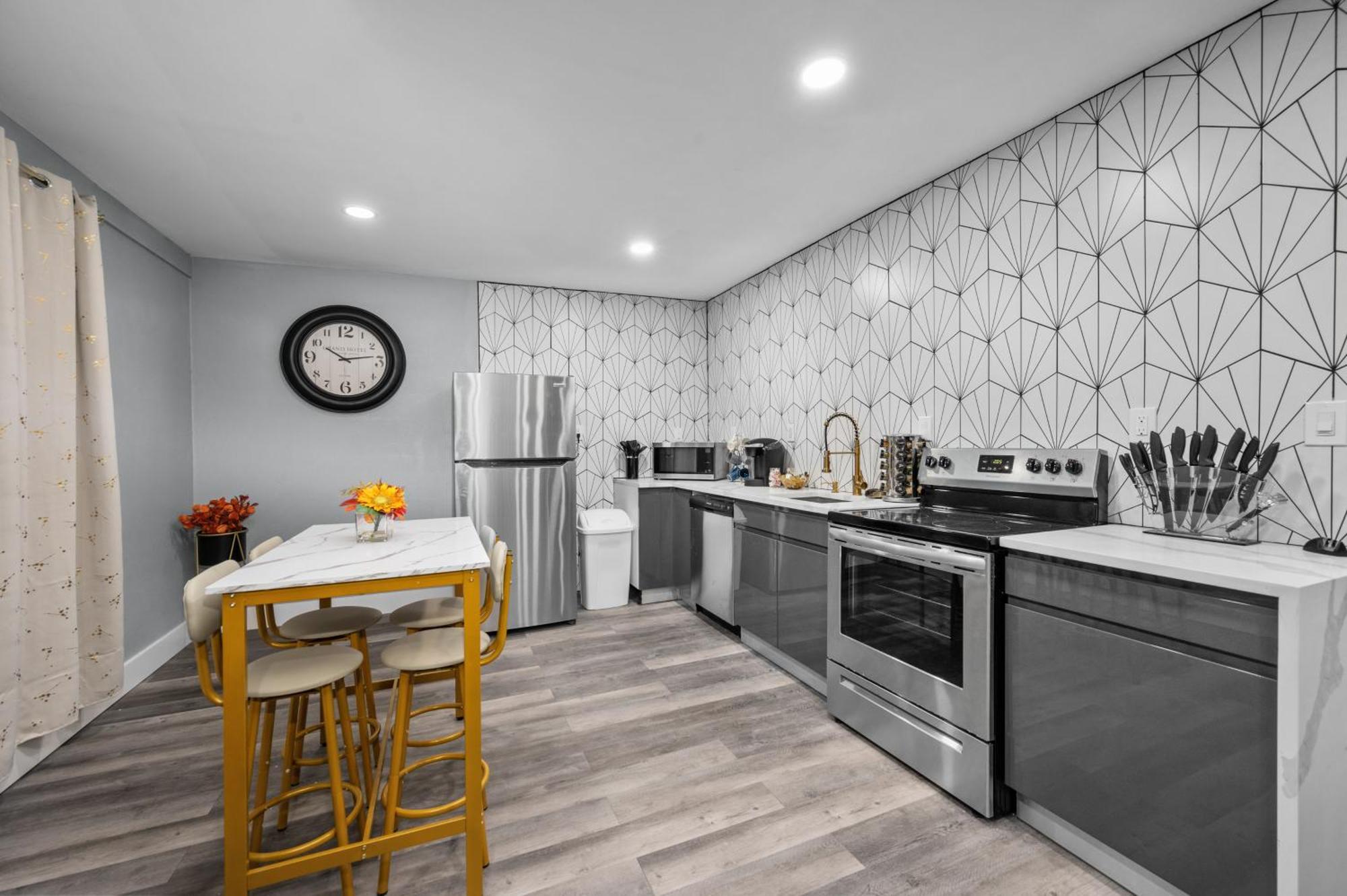 Modern 2br Center Getaway With Free Park Apartment Houston