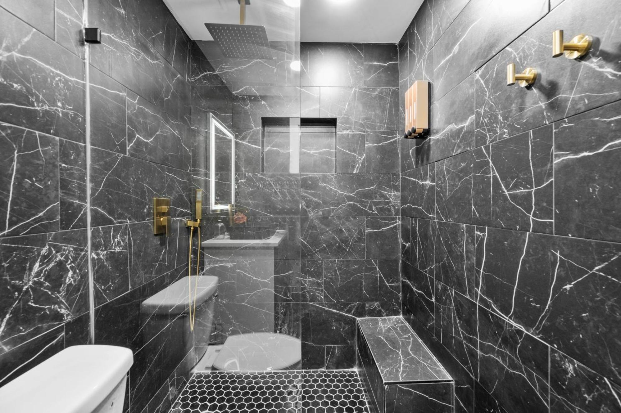 Modern 2br Center Getaway With Free Park