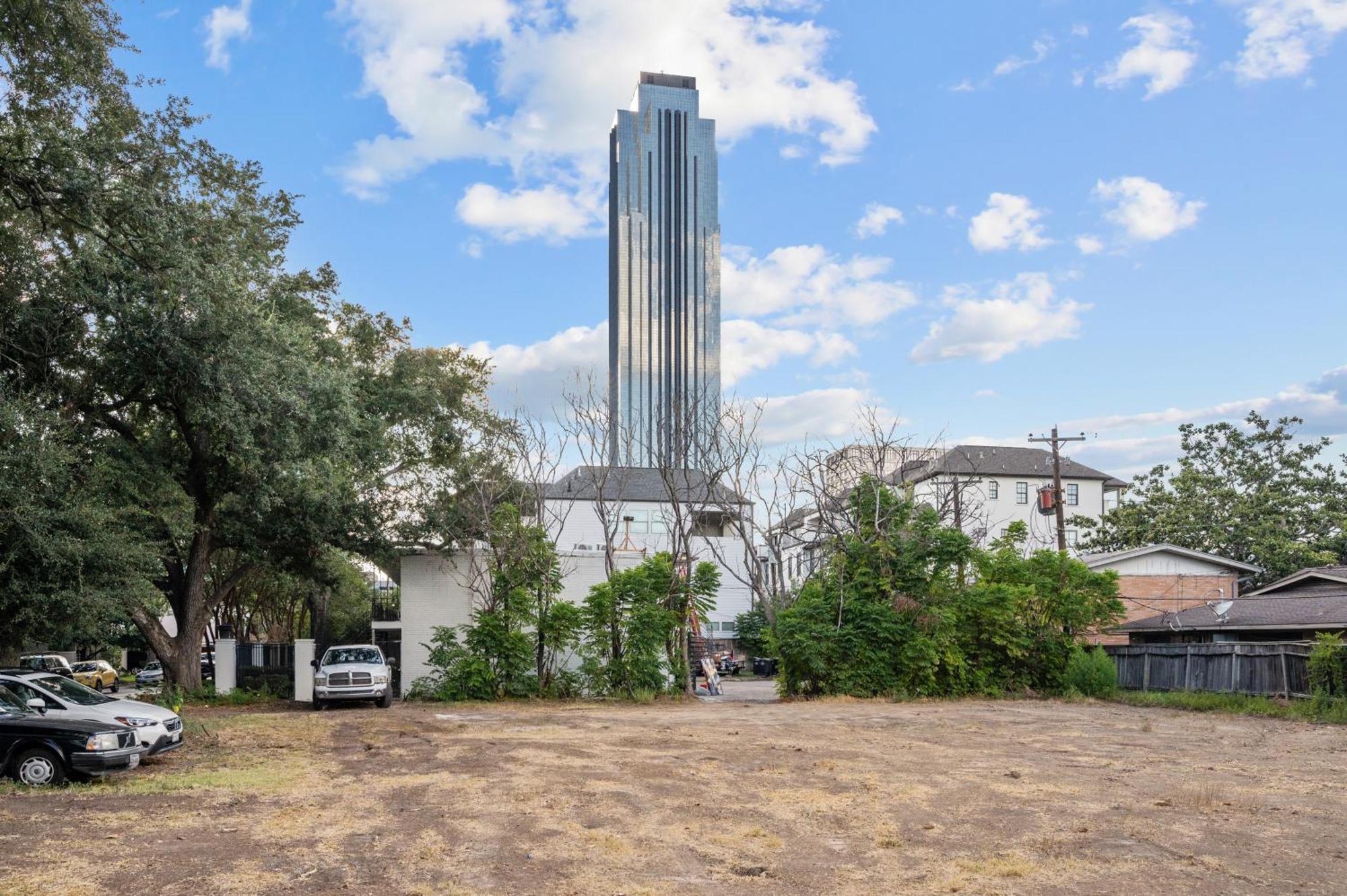 Modern 2br Center Getaway With Free Park
