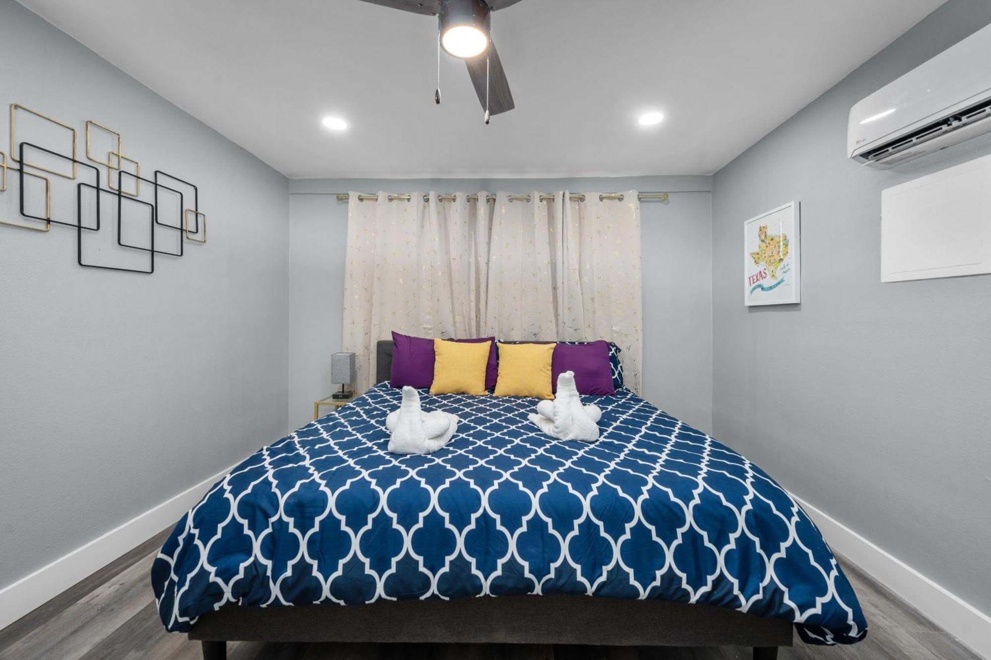 Modern 2br Center Getaway With Free Park Apartment