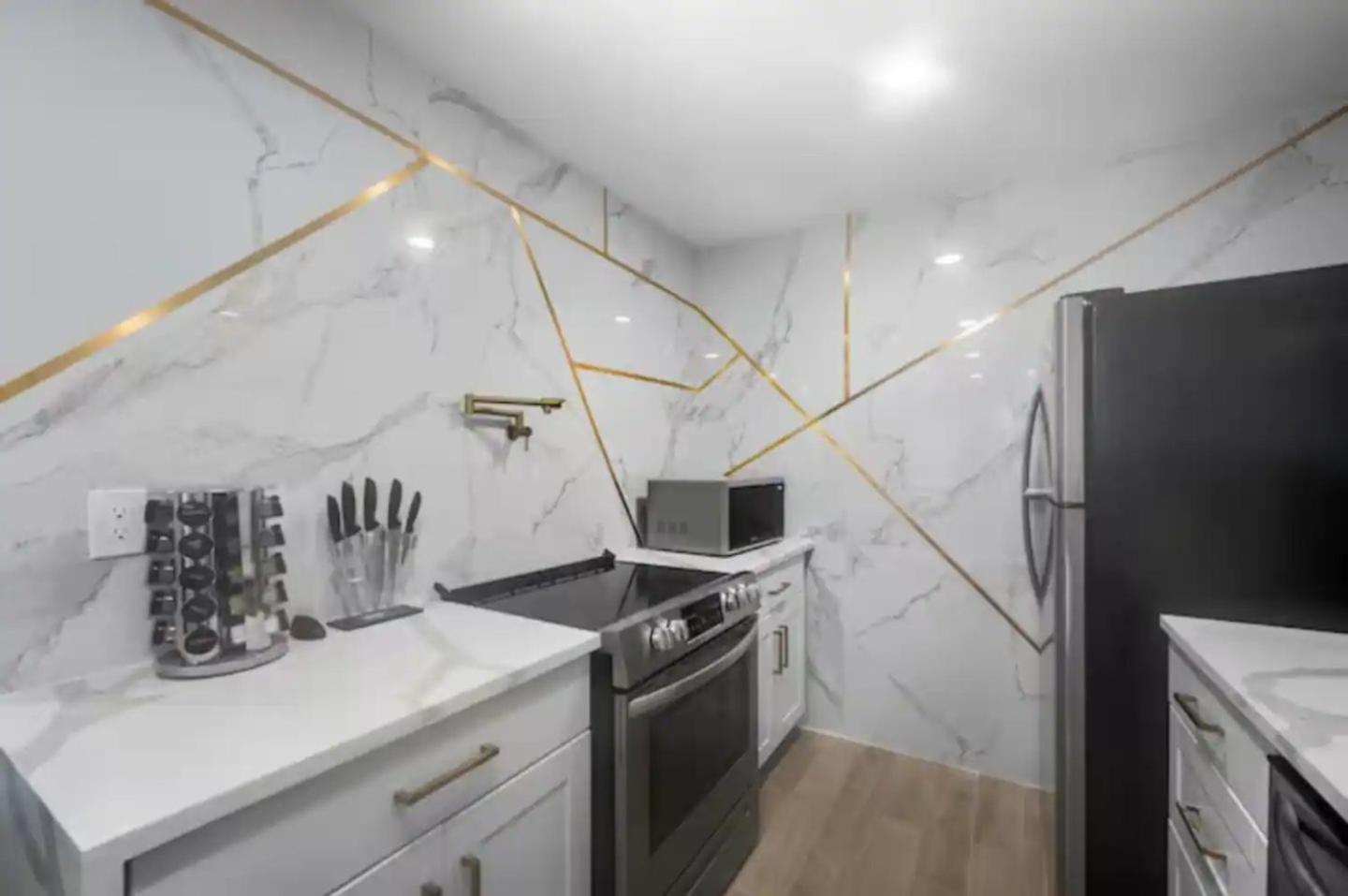 Spacious 1br Galleria With Pool & Free Park *