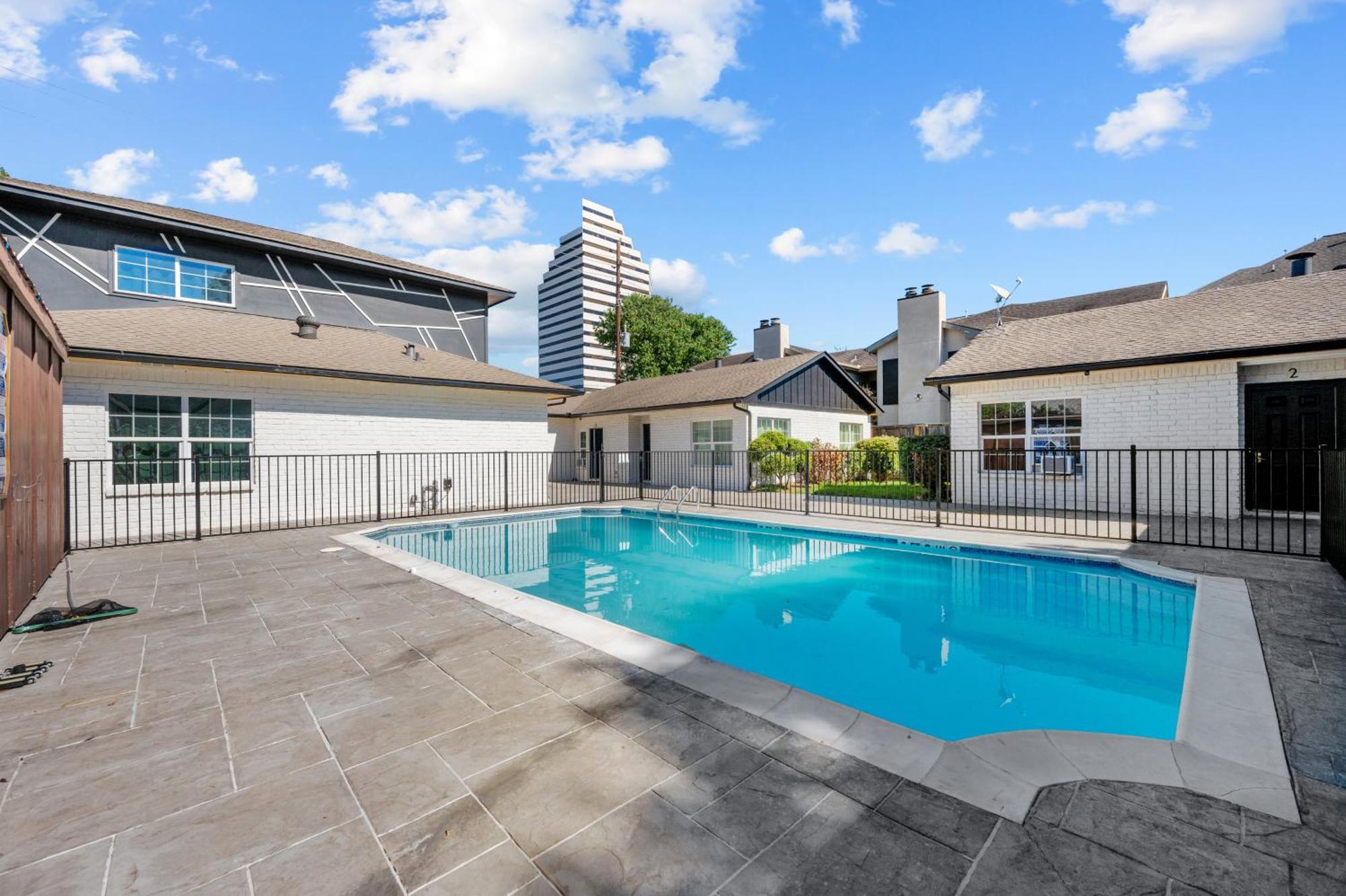 Apartment Spacious 1br Galleria With Pool & Free Park