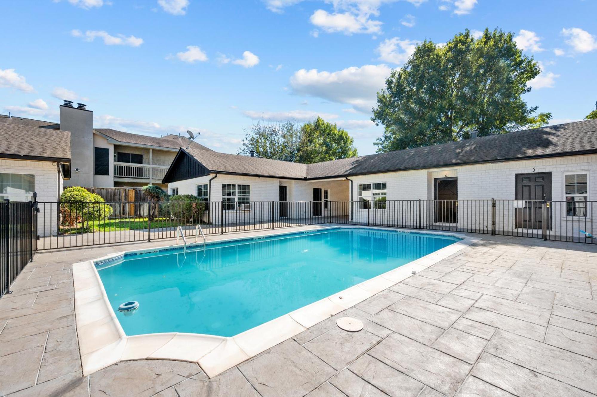 Spacious 1br Galleria With Pool & Free Park