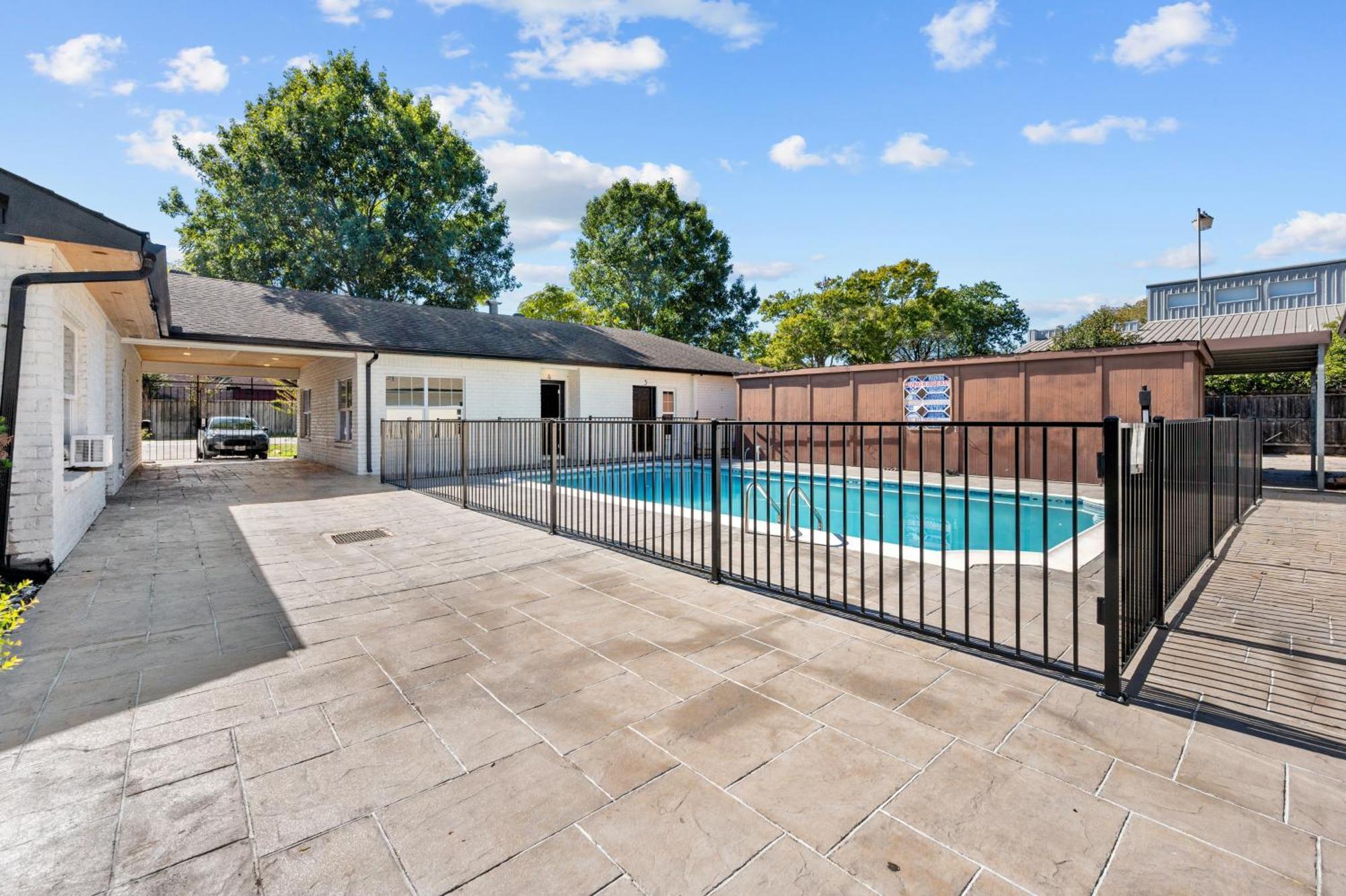 Apartment Spacious 1br Galleria With Pool & Free Park