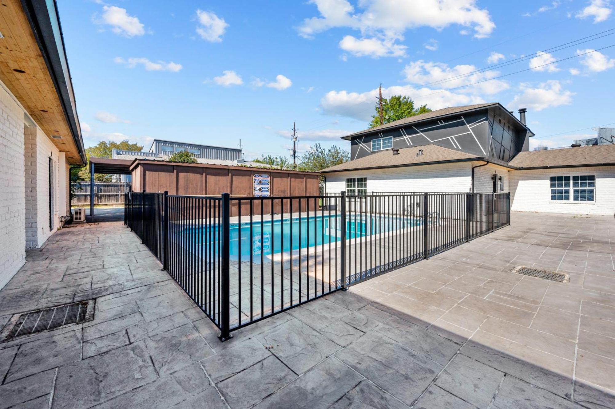 Spacious 1br Galleria With Pool & Free Park Apartment *