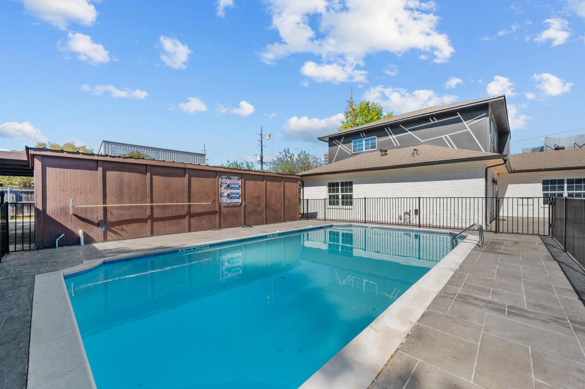 Spacious 1br Galleria With Pool & Free Park *