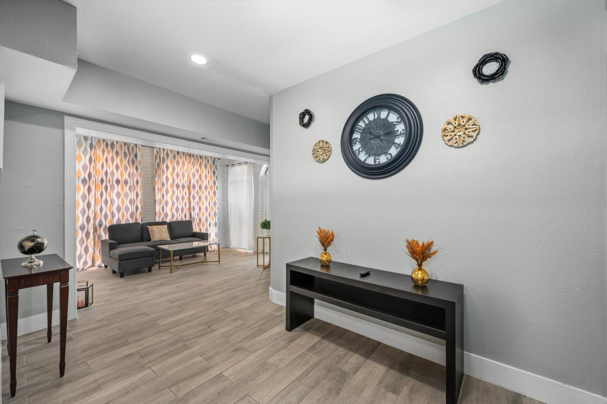 Charming And Cozy 2br Apt - Close To Downtown Apartment