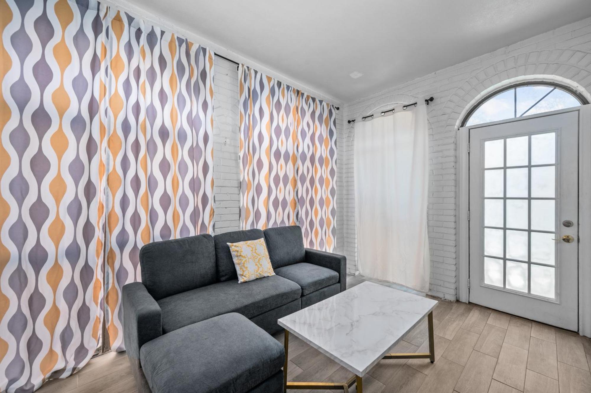 Charming And Cozy 2br Apt - Close To Downtown Apartment *