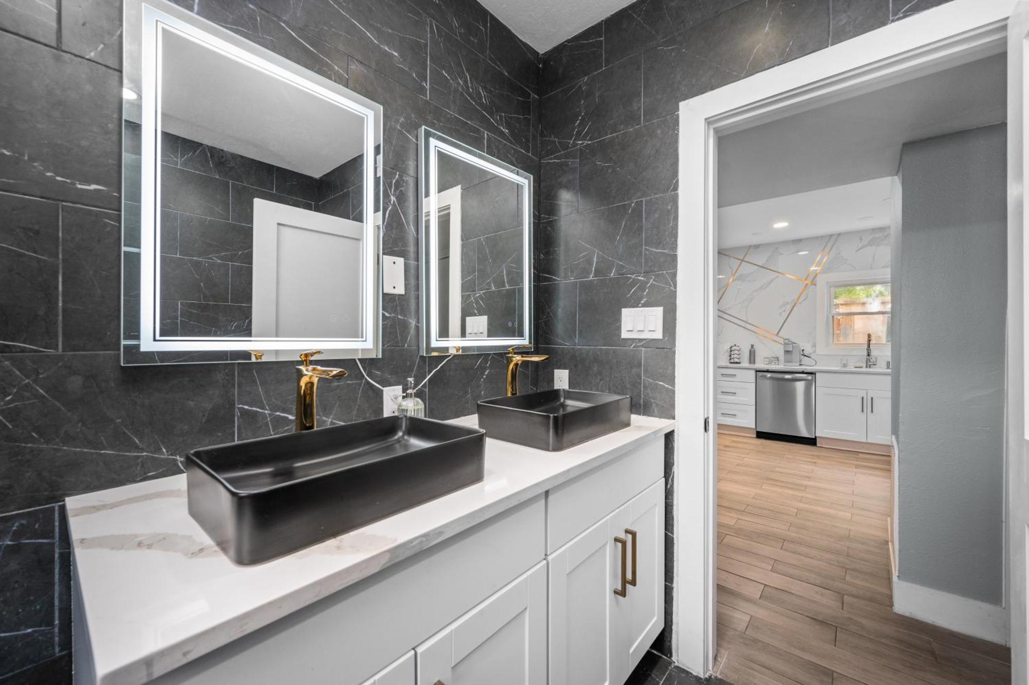 Charming And Cozy 2br Apt - Close To Downtown *