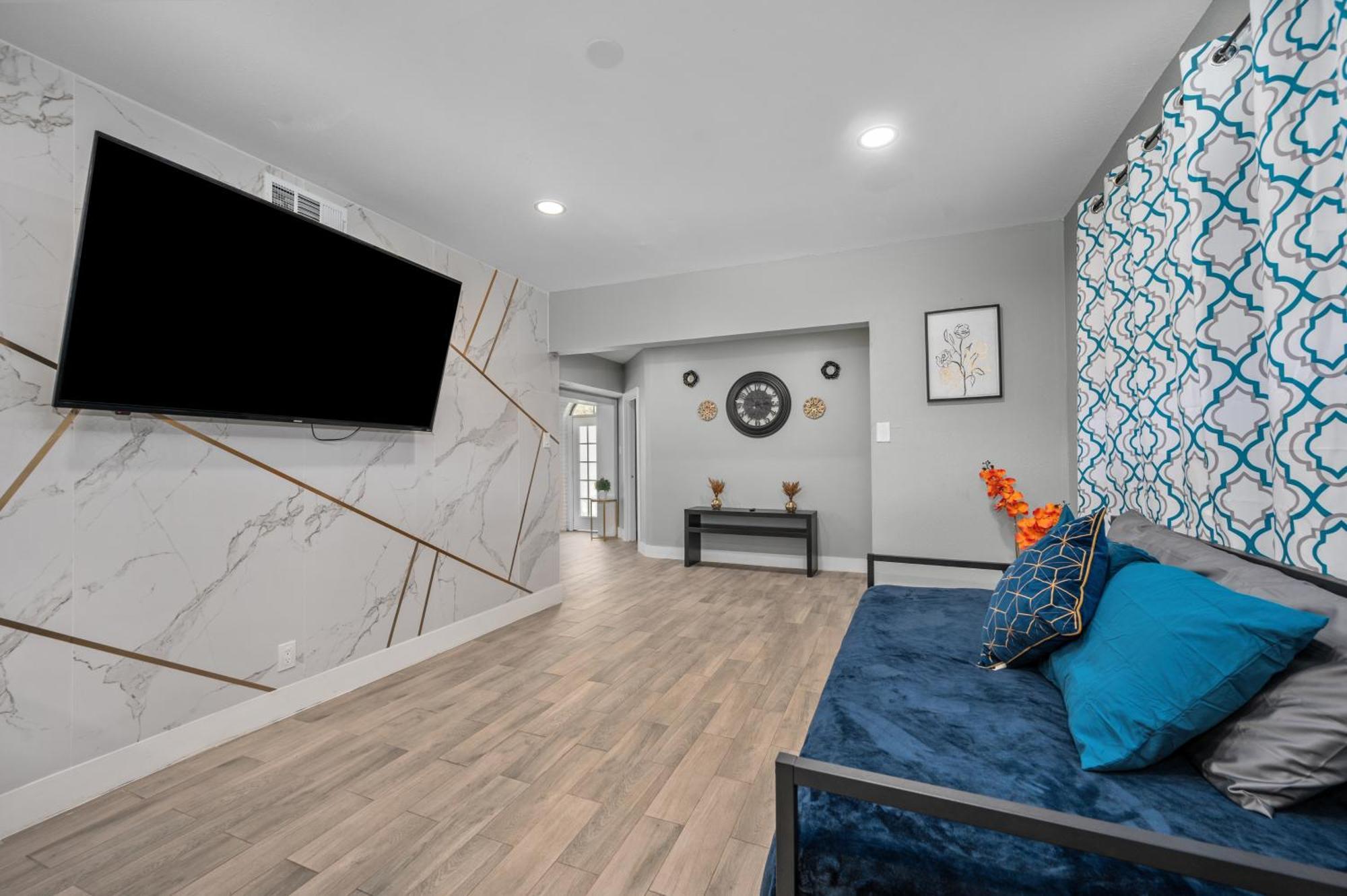 Charming And Cozy 2br Apt - Close To Downtown Apartment