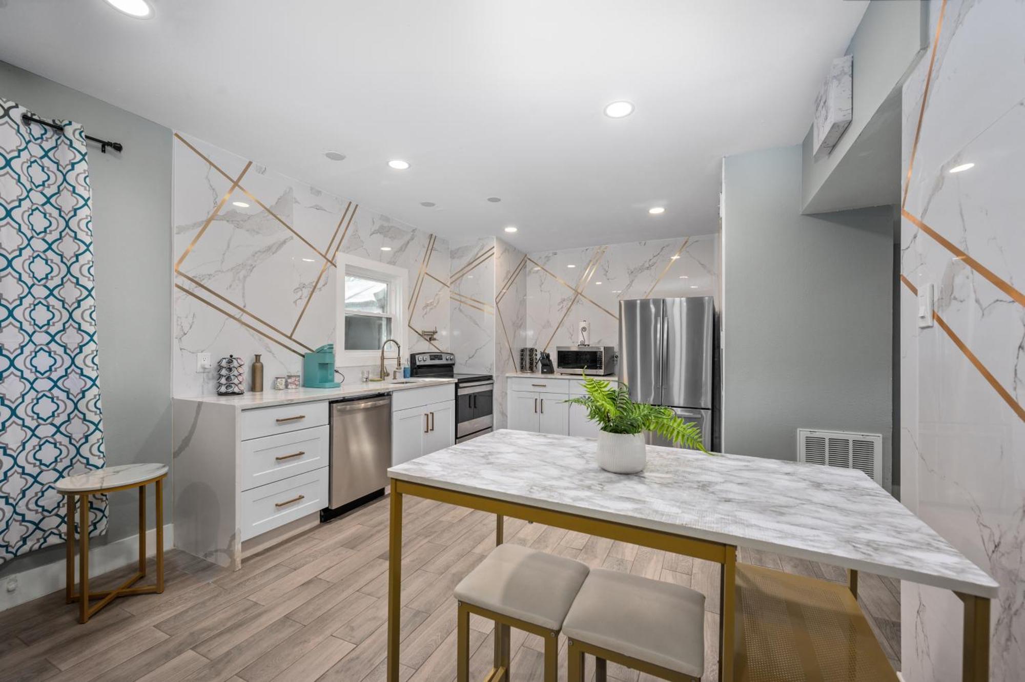 Charming And Cozy 2br Apt - Close To Downtown Apartment *