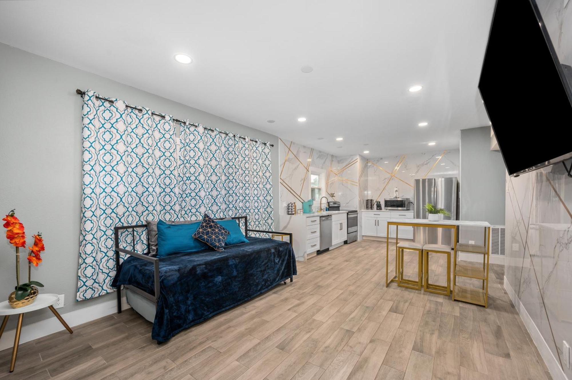 Charming And Cozy 2br Apt - Close To Downtown *