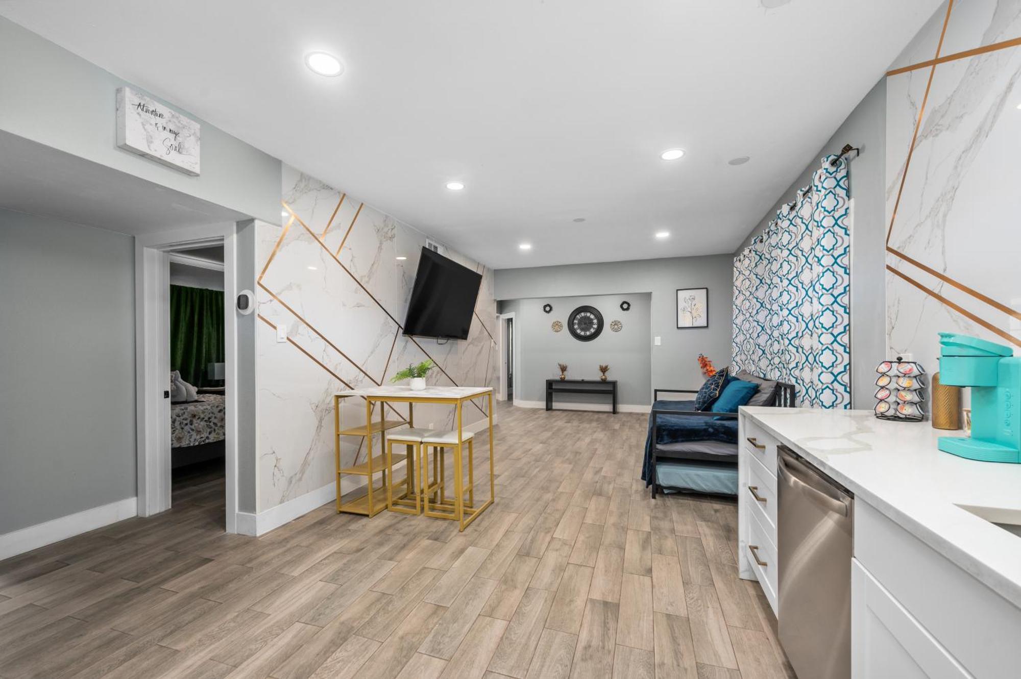 Charming And Cozy 2br Apt - Close To Downtown