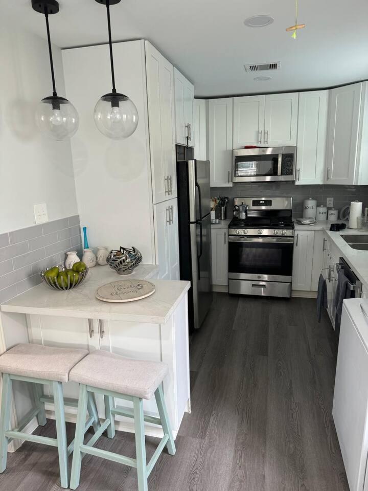 Spacious 1 Bdrm Montrose Houston