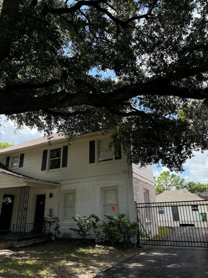 Spacious 1 Bdrm Montrose * Houston
