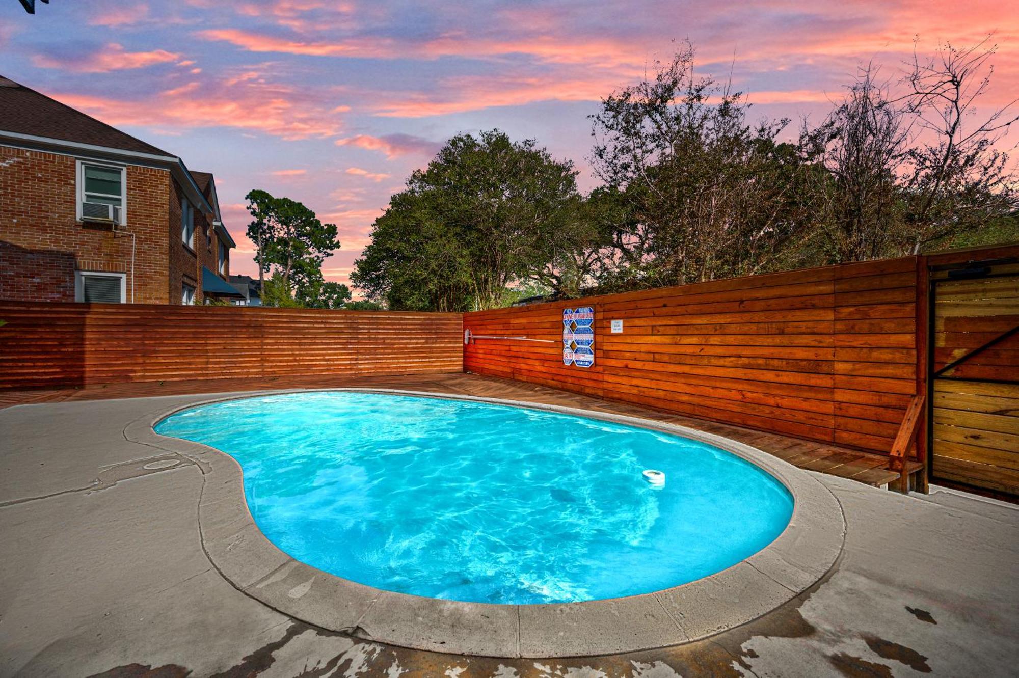Apartment Chic Studio Apt In Central With Free Park Houston