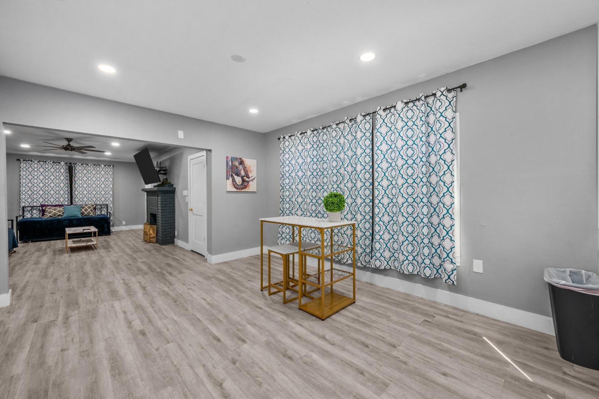 Modern & Spacious 3br Retreat On Prime Location Apartment *