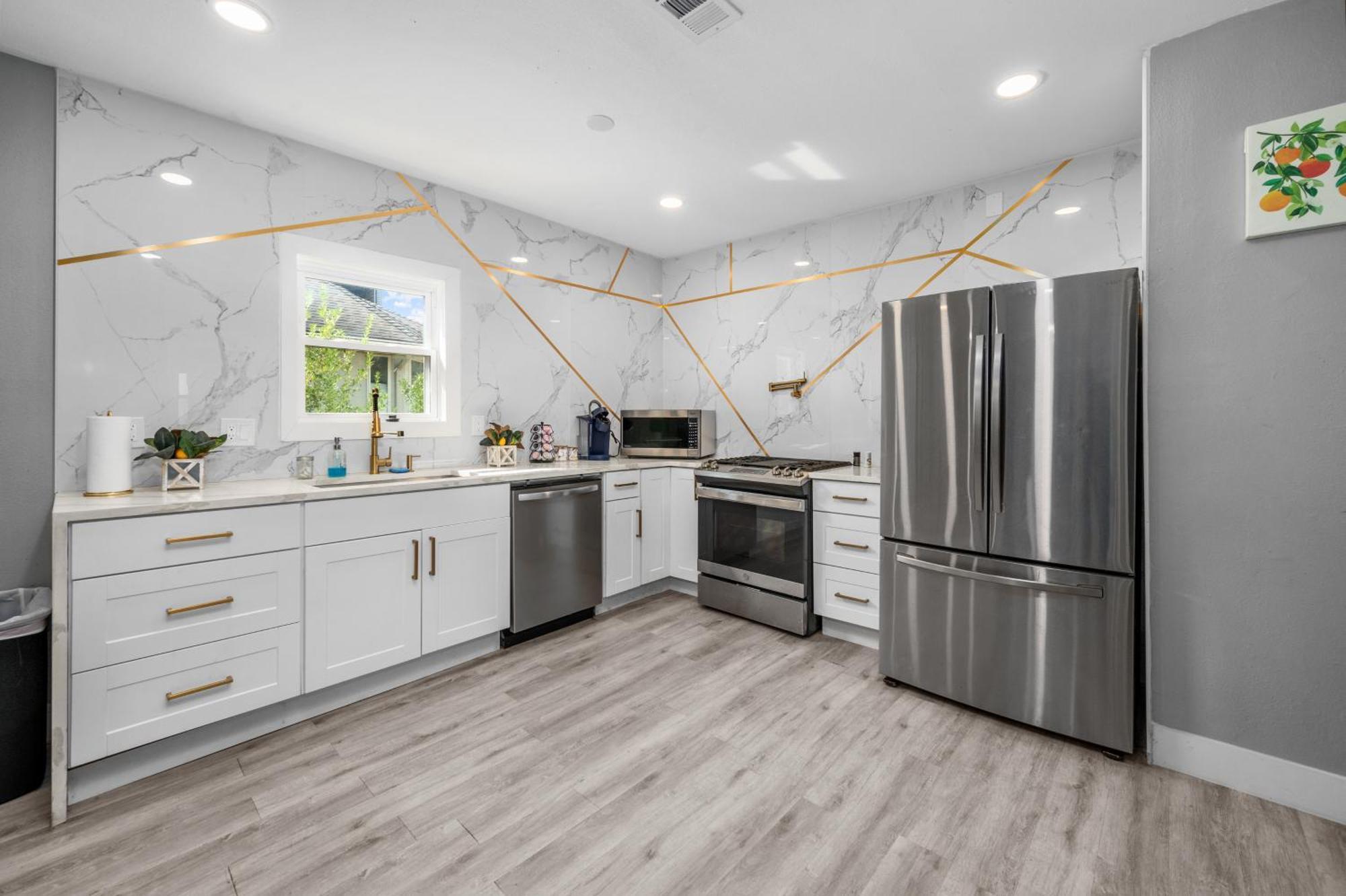 Modern & Spacious 3br Retreat On Prime Location *
