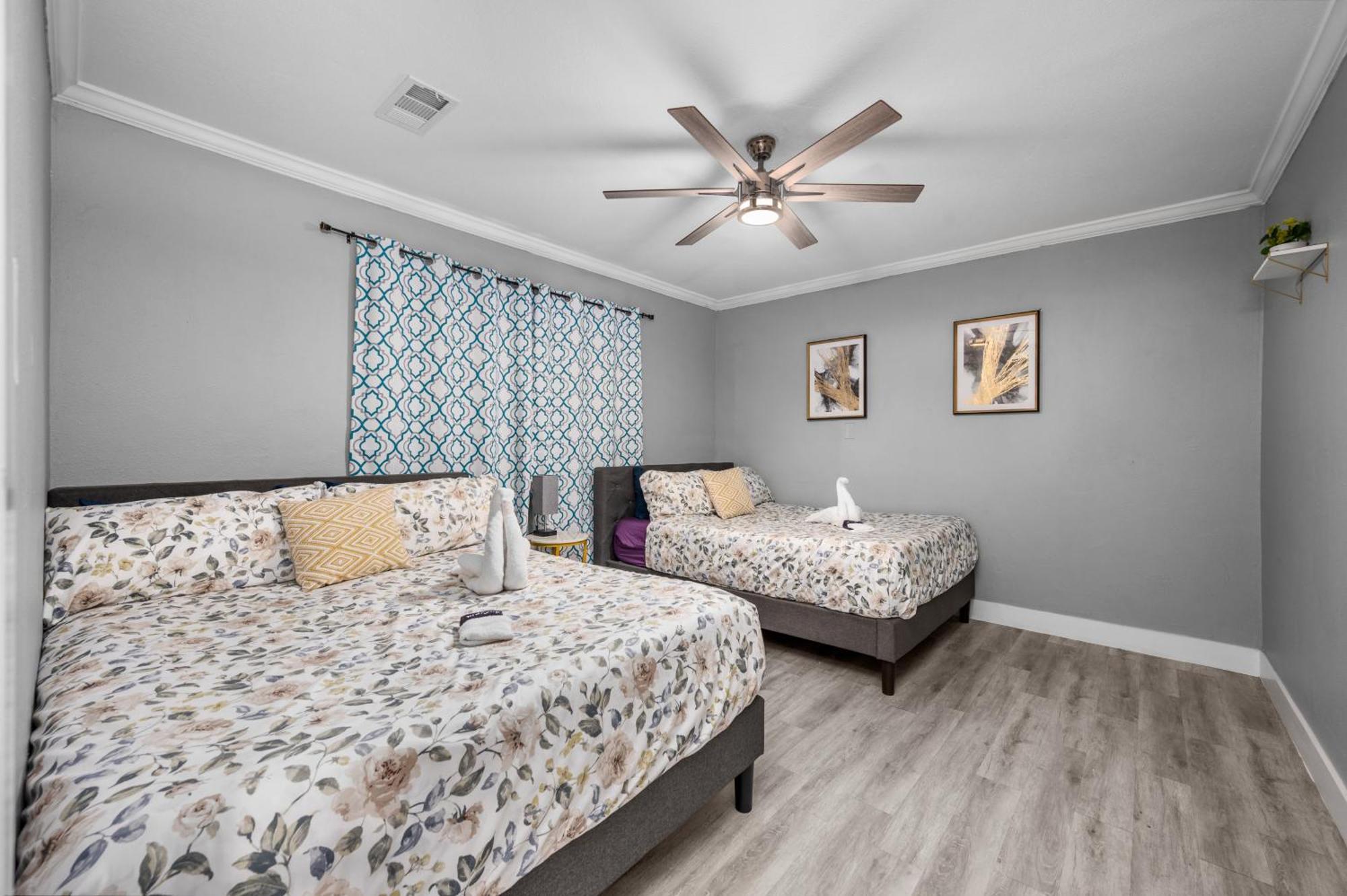 Modern & Spacious 3br Retreat On Prime Location Apartment *