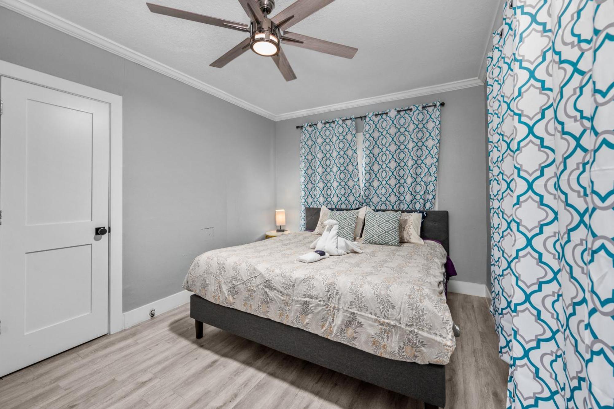 Apartment Modern & Spacious 3br Retreat On Prime Location