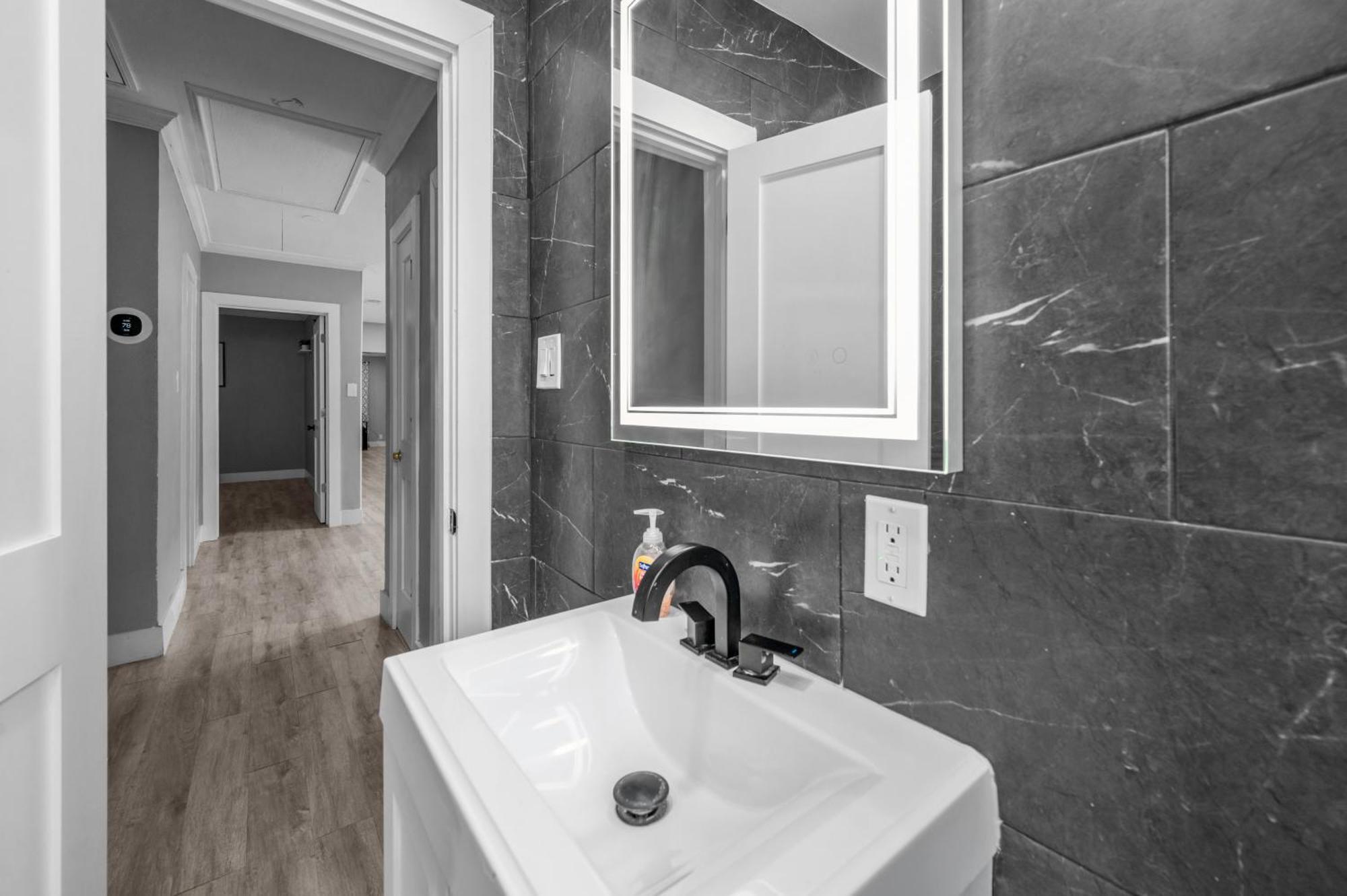 Modern & Spacious 3br Retreat On Prime Location Apartment *