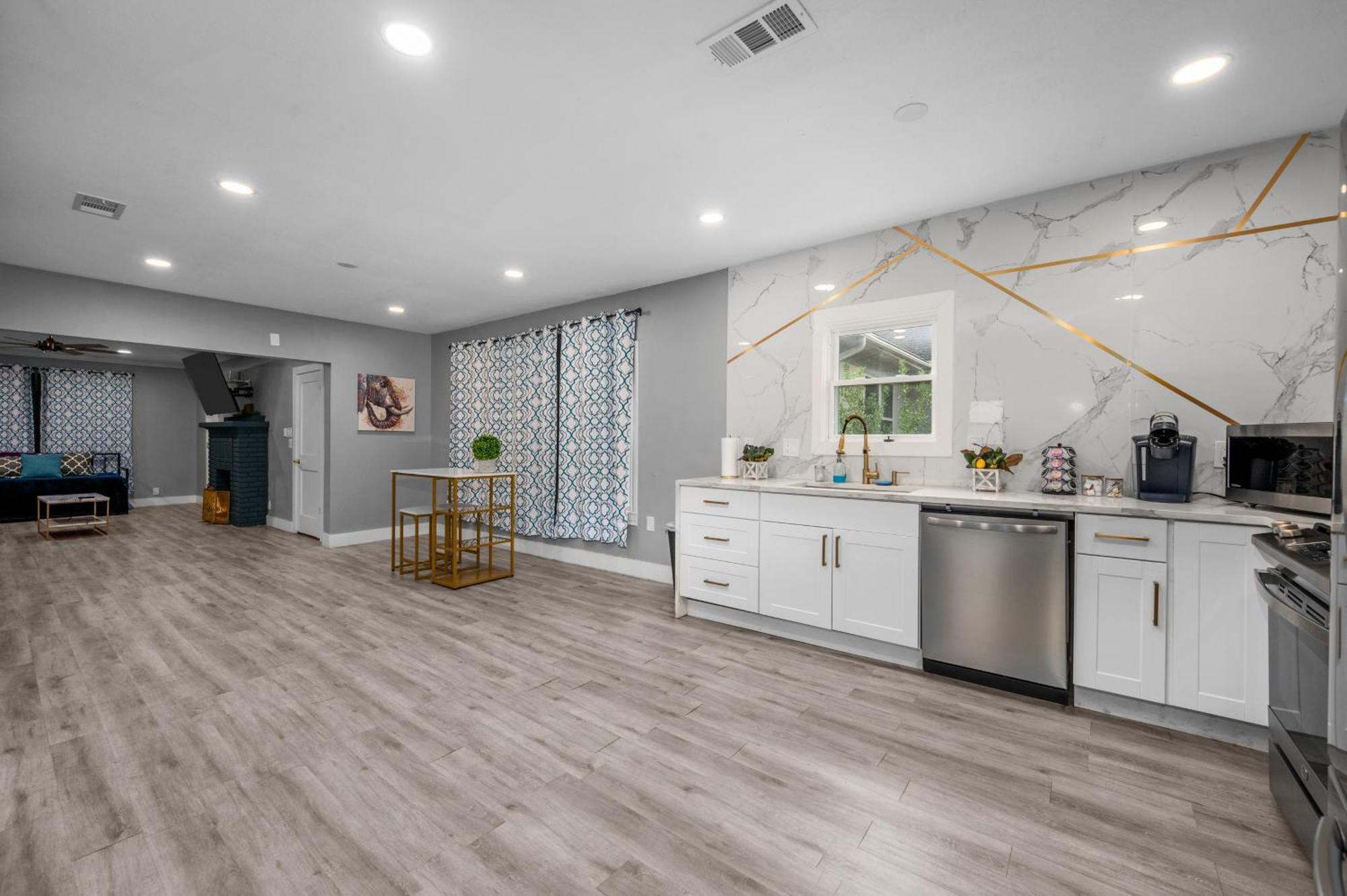 Modern & Spacious 3br Retreat On Prime Location *