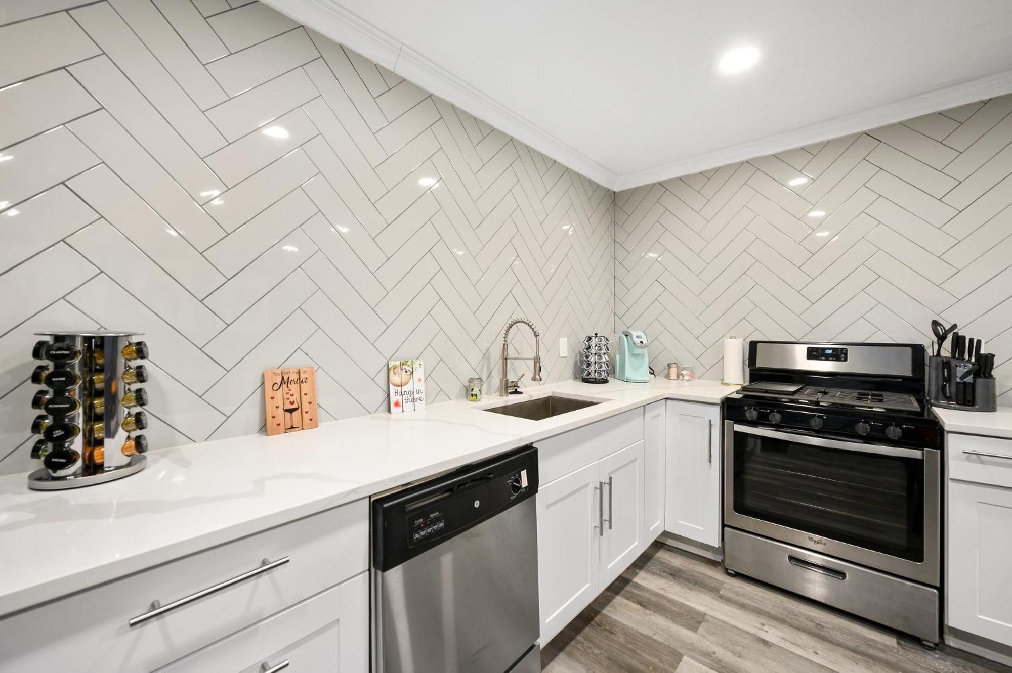Bright And Modern 1br In Apartment