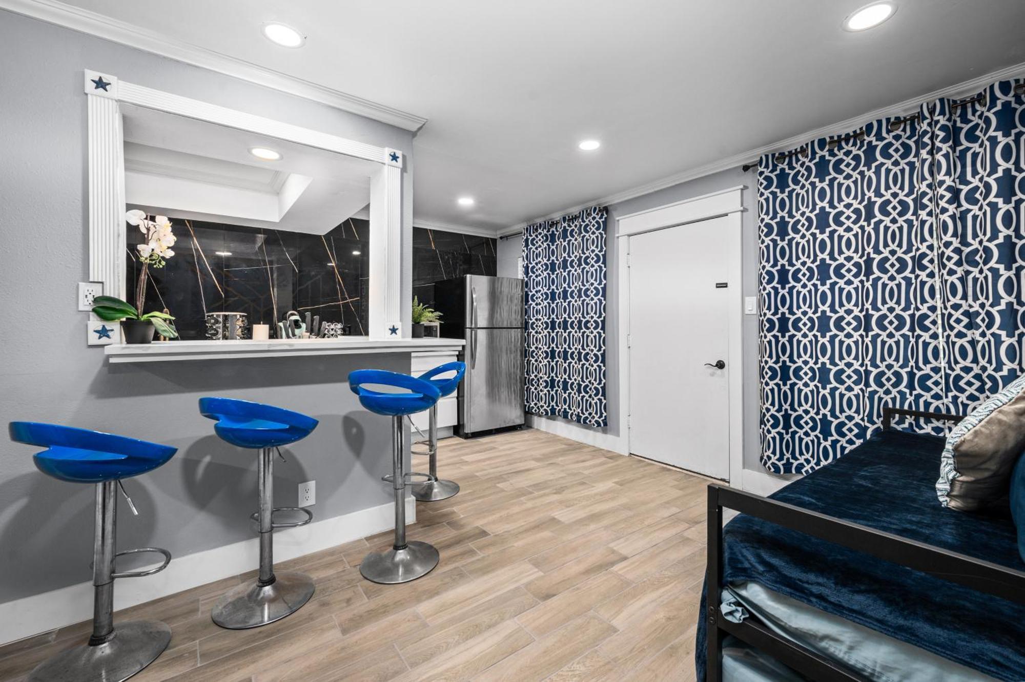 Bright & Airy Apt Close To Everything With Free Park *