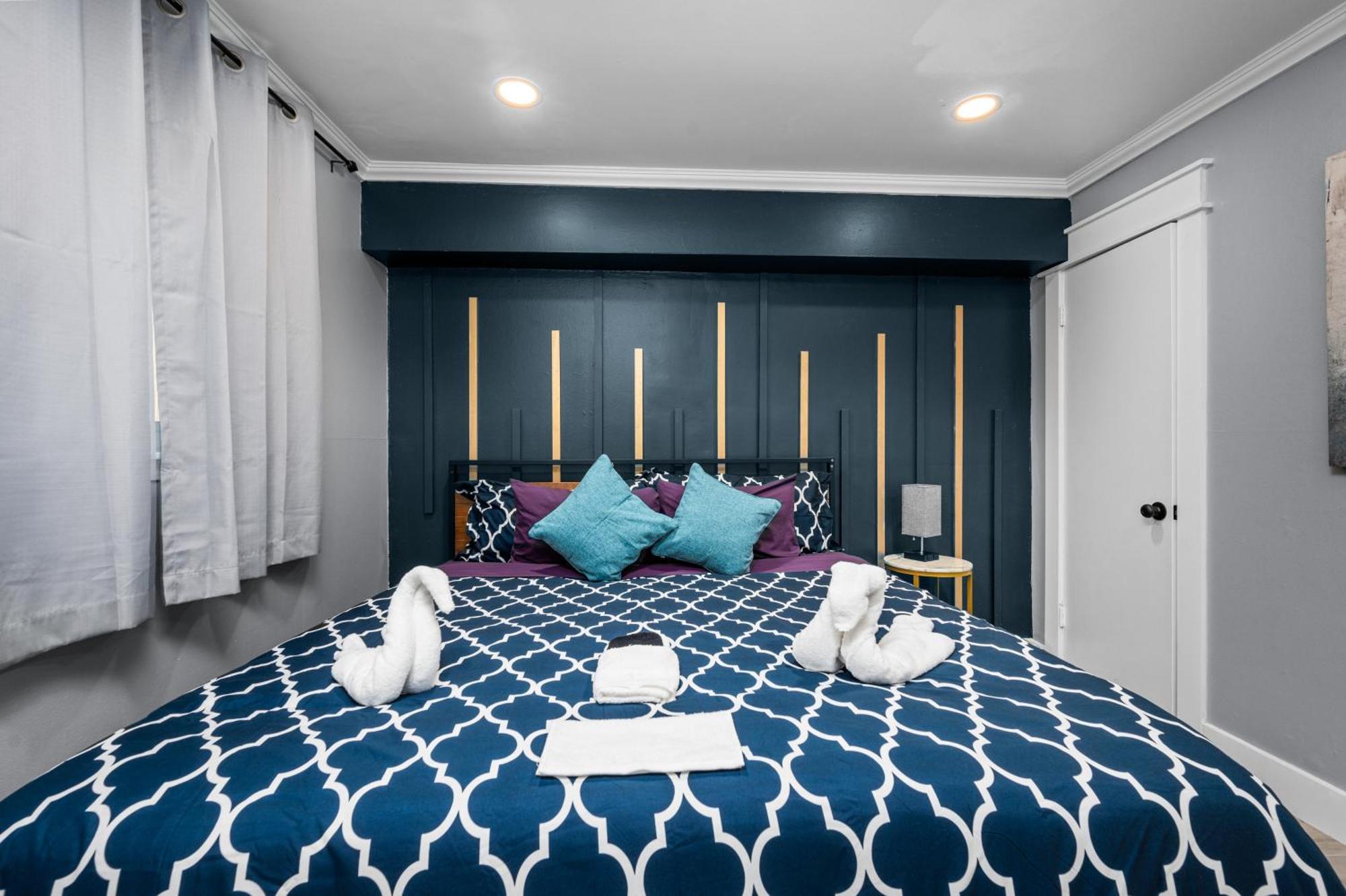 Bright & Airy Apt Close To Everything With Free Park Apartment