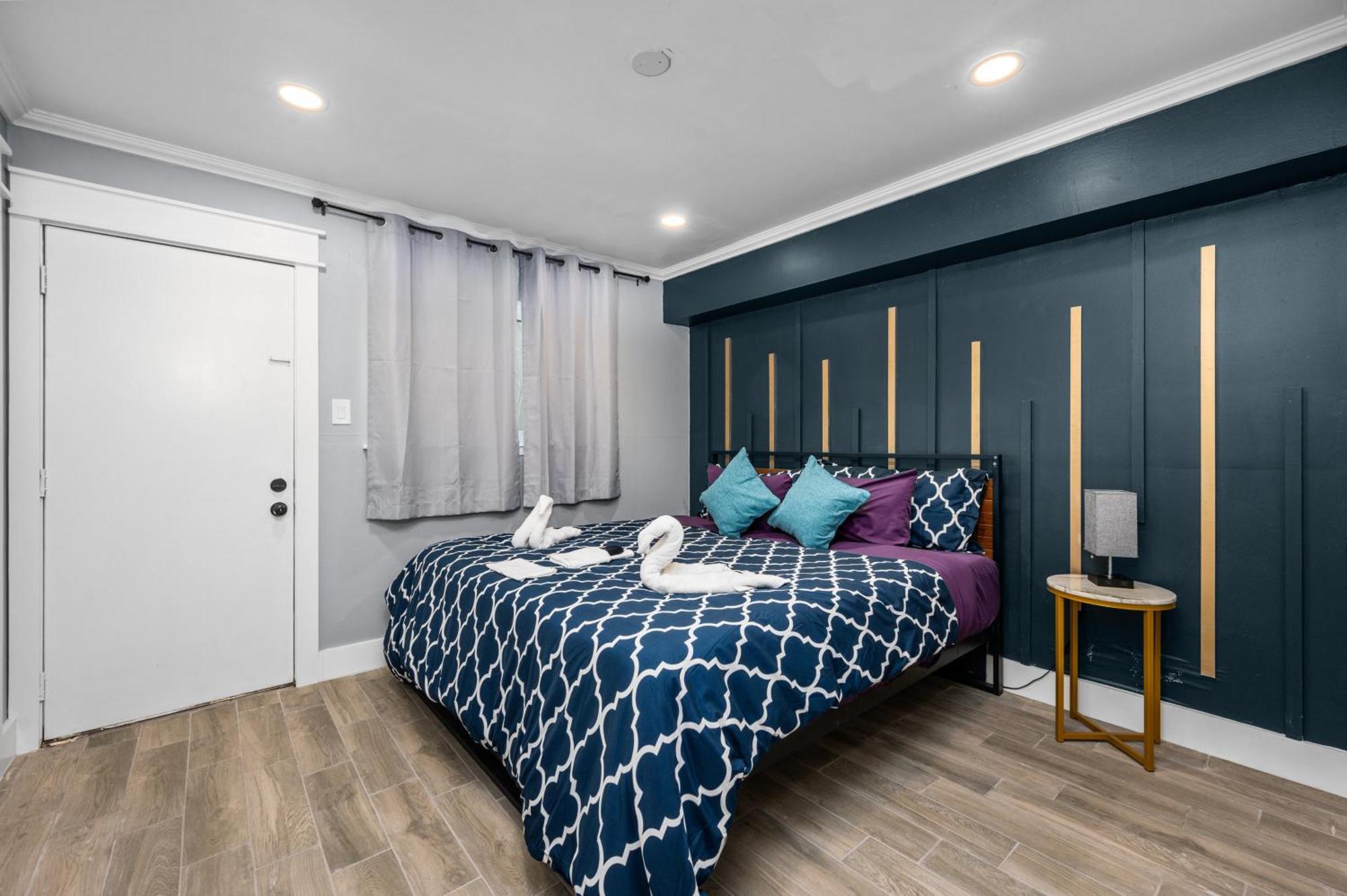 Bright & Airy Apt Close To Everything With Free Park Apartment *