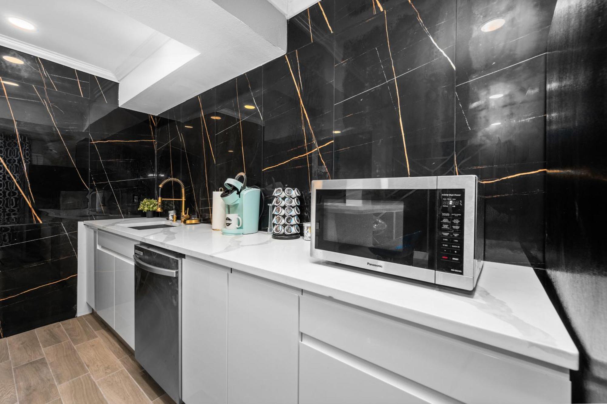 Bright & Airy Apt Close To Everything With Free Park *