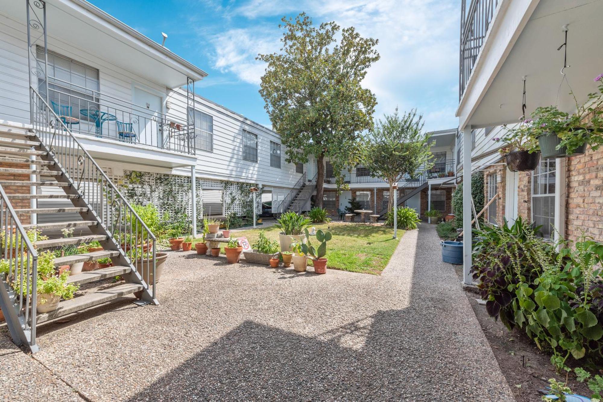 Bright & Airy Apt Close To Everything With Free Park Apartment