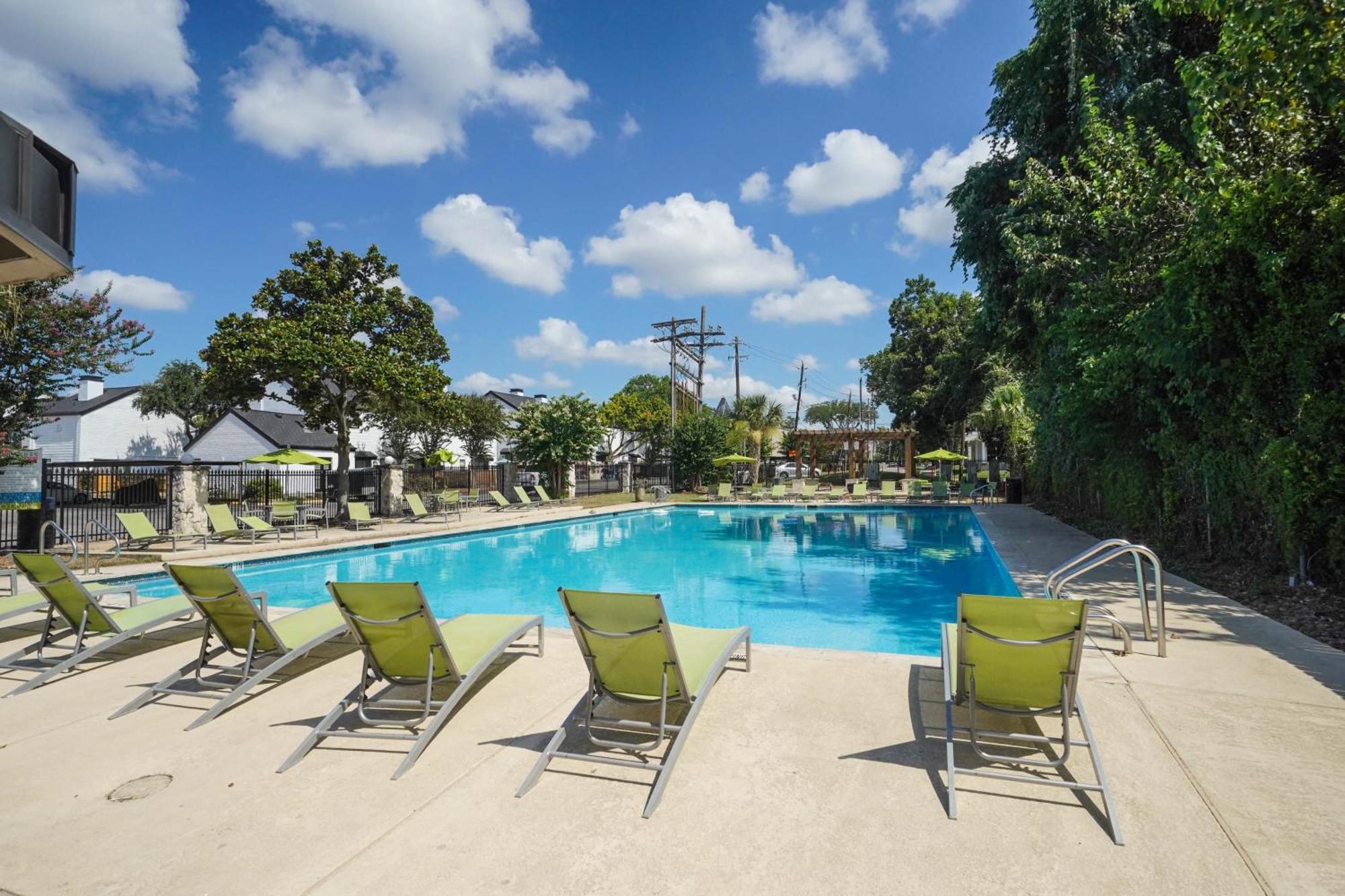 Contemporary 2br Near Downtown * Houston