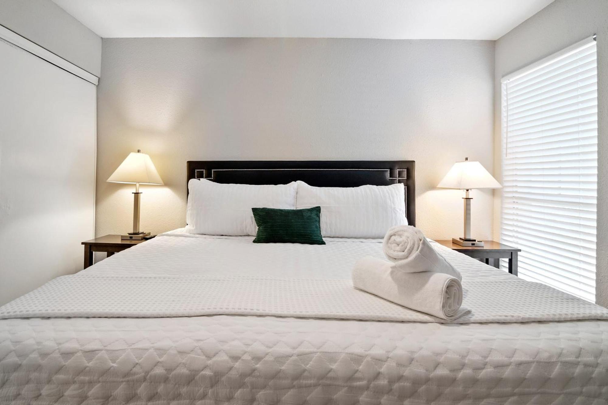 Contemporary 2br Near Downtown * Houston