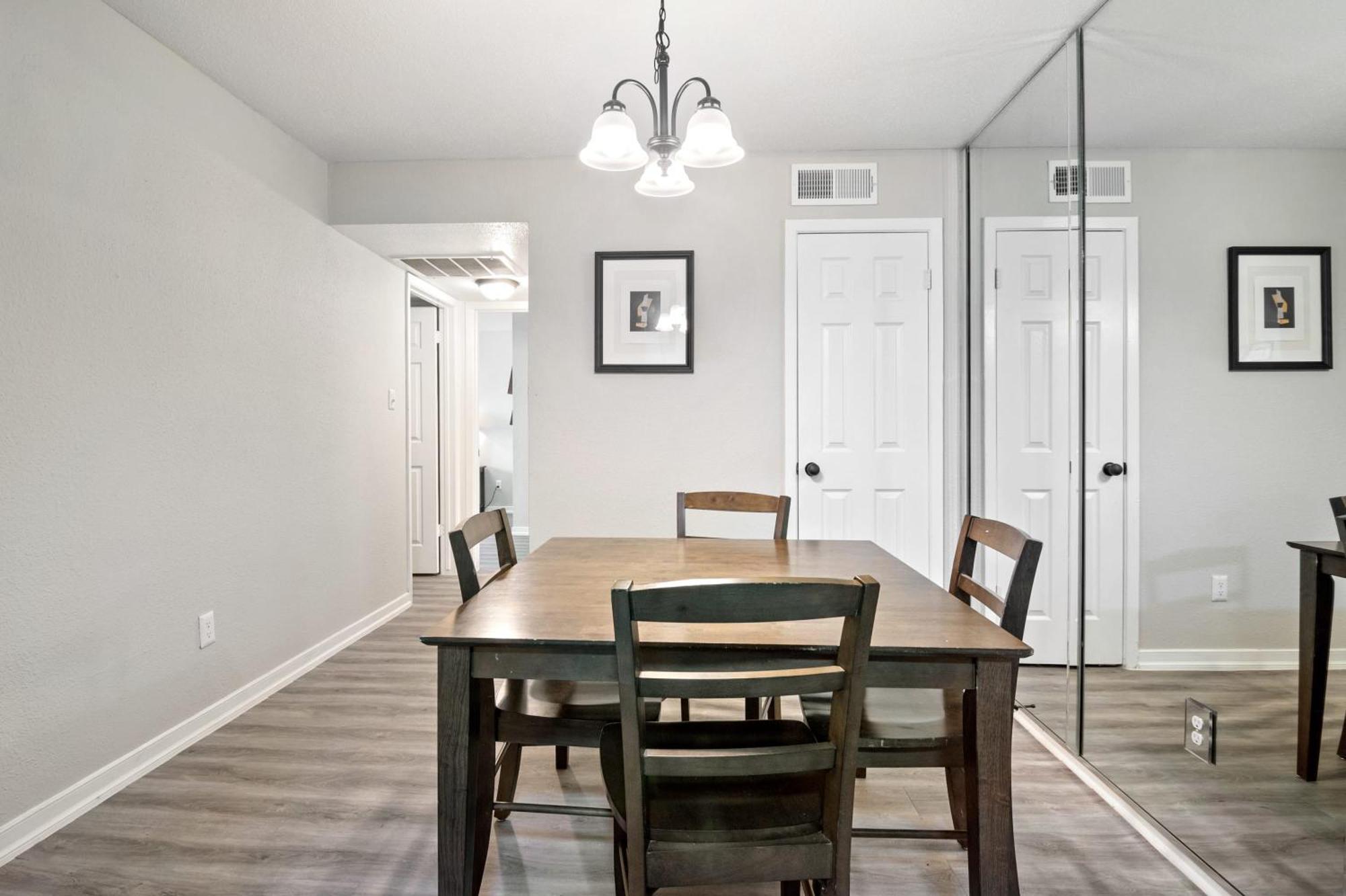 Contemporary 2br Near Downtown Apartment