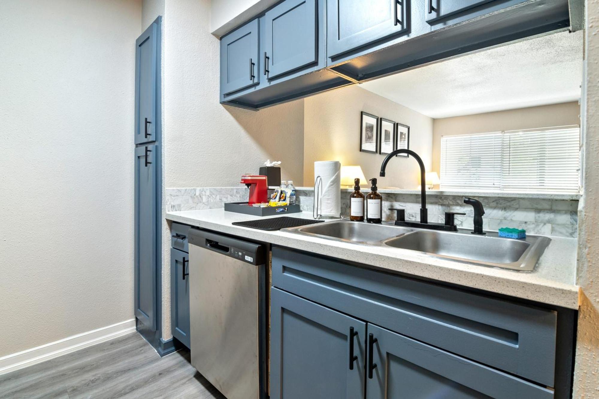 Contemporary 2br Near Downtown Apartment Houston