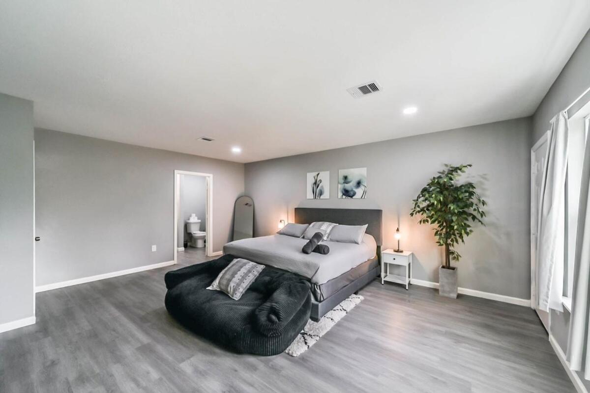 Comfy 5br With Hot Tub, 10min From Ngr Stadium