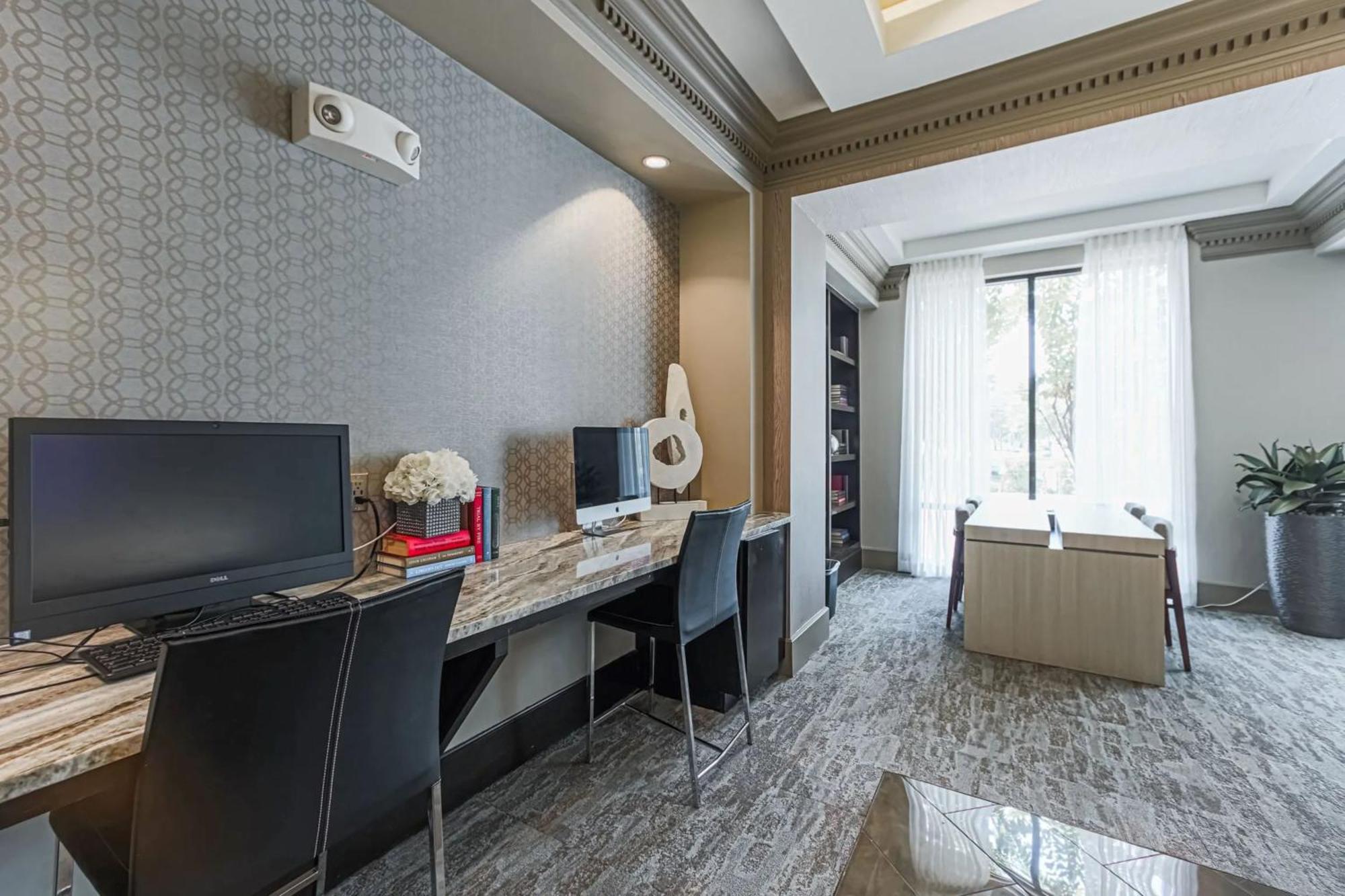 Apartment Sleek Energy Corridor King Bed