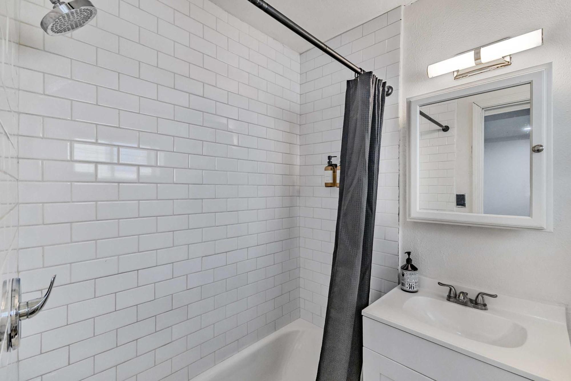 Montrose Living Prime Location Comfortable Beds *