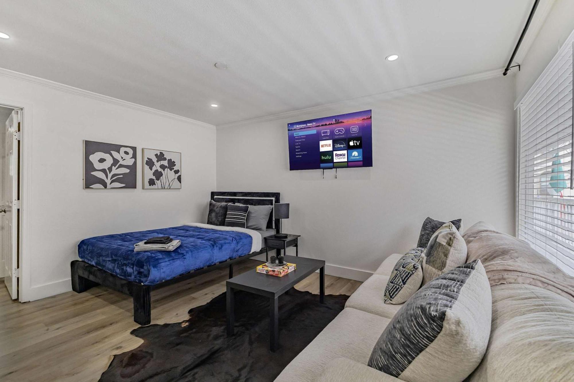Montrose Living Prime Location Comfortable Beds Apartment Houston