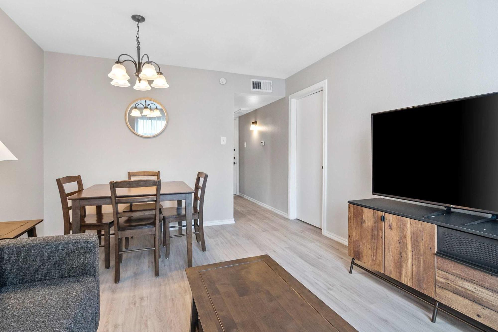 Stylish 10 Min To Main Street Downtown Apartment *