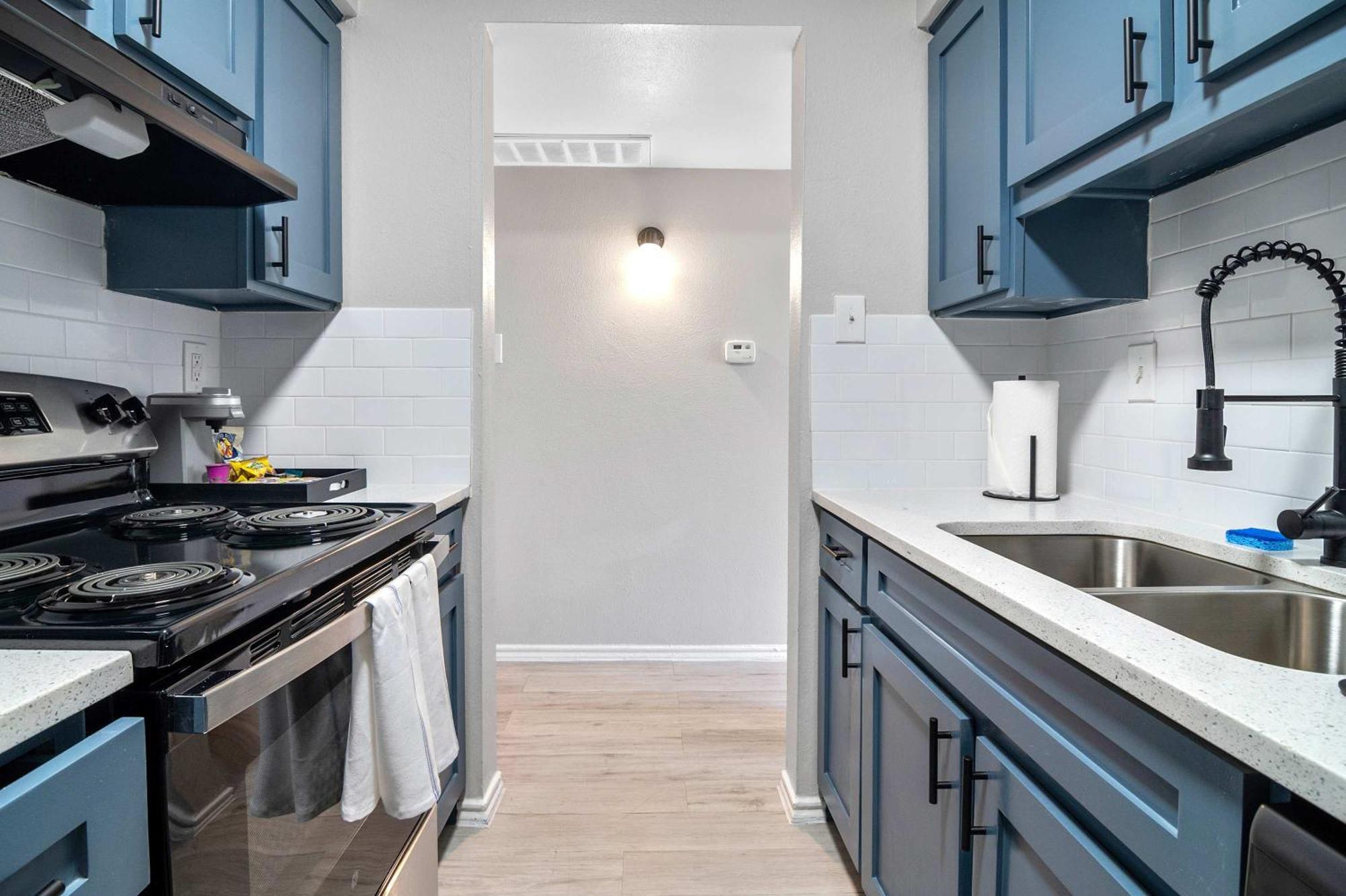 Stylish 10 Min To Main Street Downtown Apartment