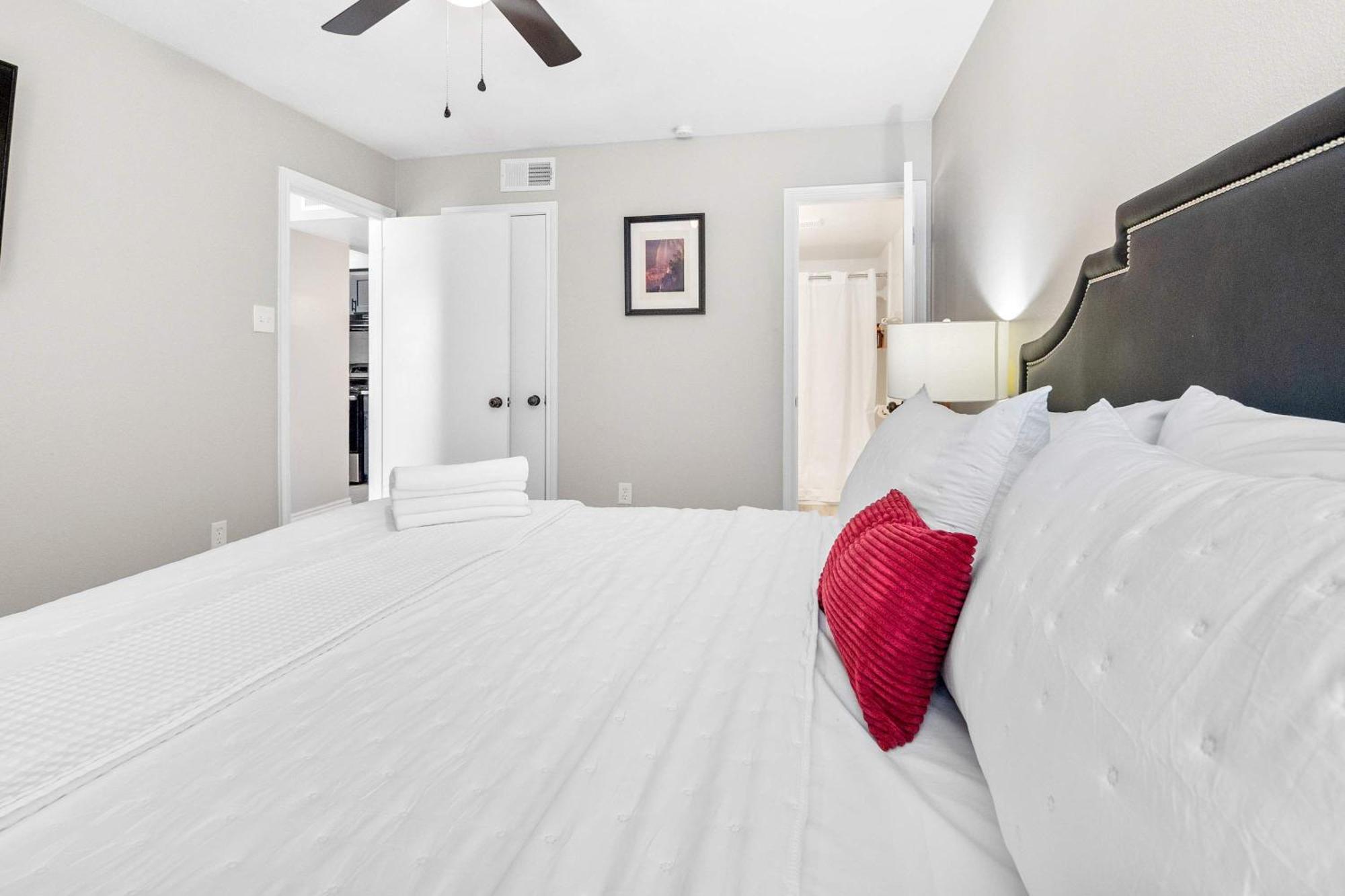 Stylish 10 Min To Main Street Downtown Apartment *