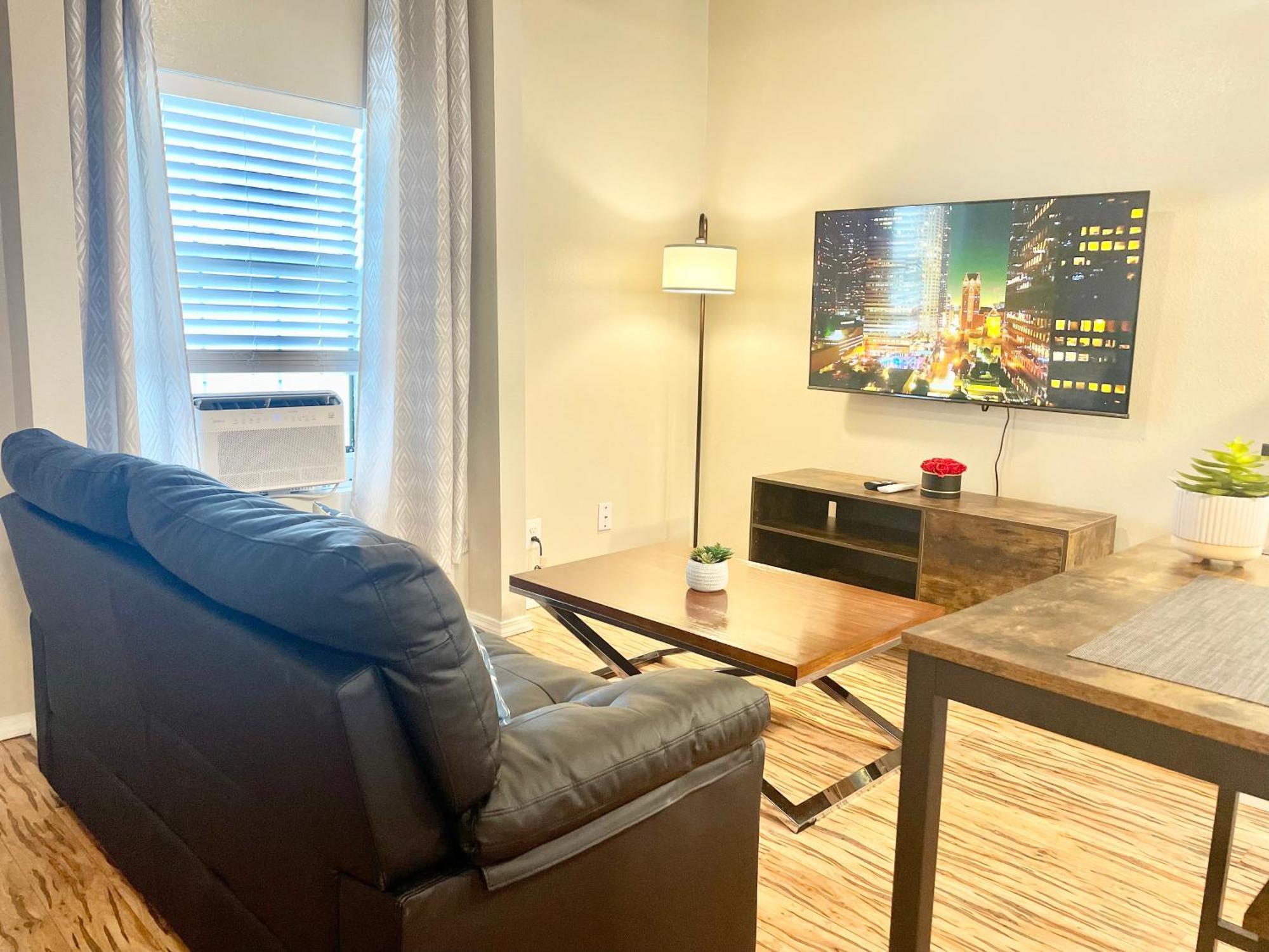 Delightful Location In Midtown! Apartment