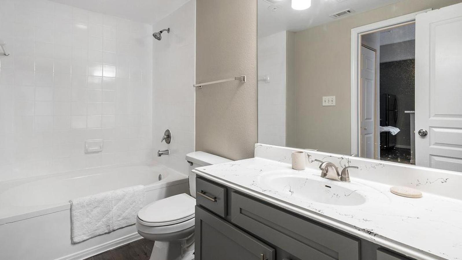 Landing At The Milano - 1 Bedroom In Briar Forest